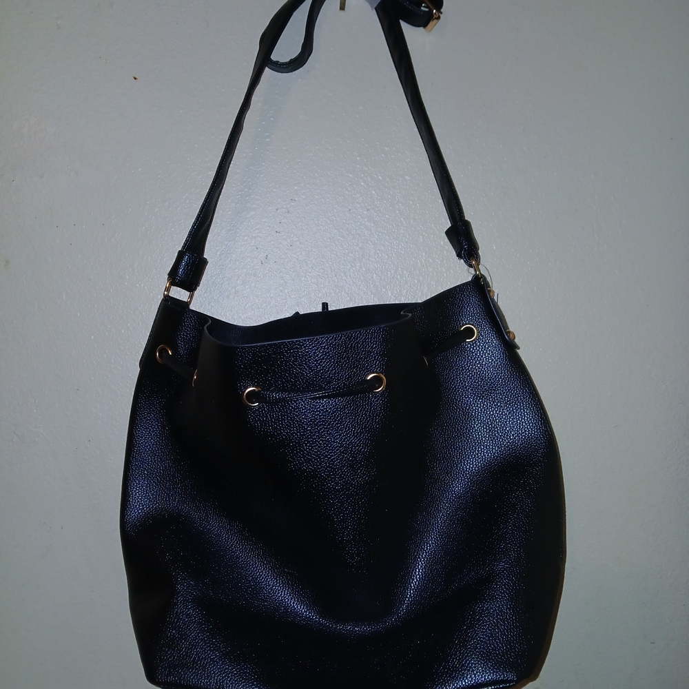 Elegant Bella Russo Black Leather Bucket Bag